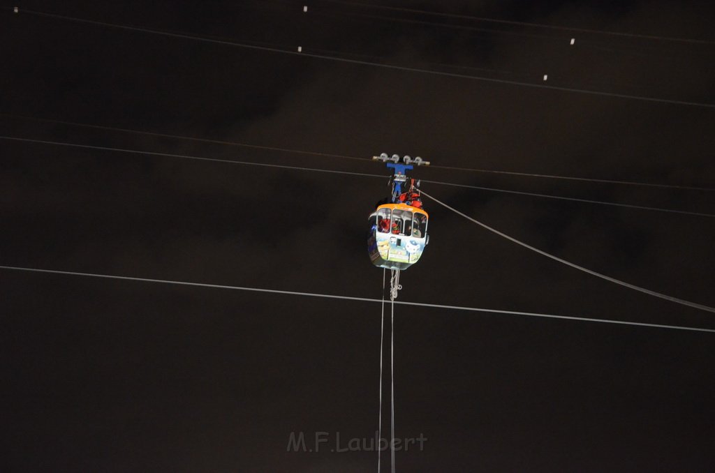 Einsatz BF Hoehenretter Koelner Seilbahn Hoehe Zoobruecke P2474.JPG